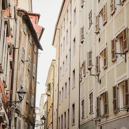 Monolocale Marina In Centro Storico Трієст